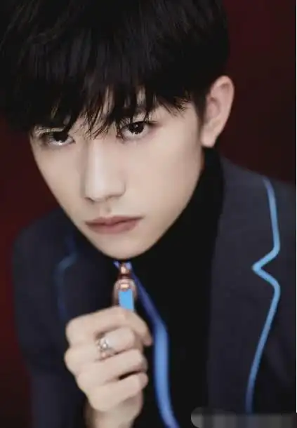 易烊千玺不敢染发仅有一次的银发造型曝光看了想原地脱粉