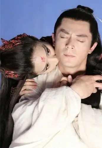 【图】花千骨白子画接吻图吸引眼球 上演摄人魂魄的师徒爱恋