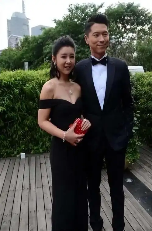 李小萌晒奢侈豪车,穿v领裙成豪门贵妇,与丈夫王雷一直相伴相爱