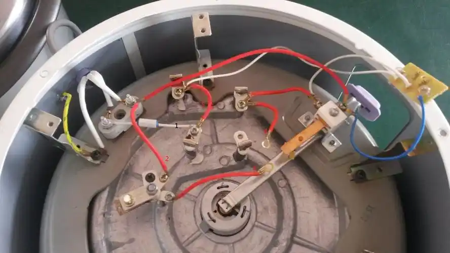 电饭煲坏了,检查是保险管烧了.