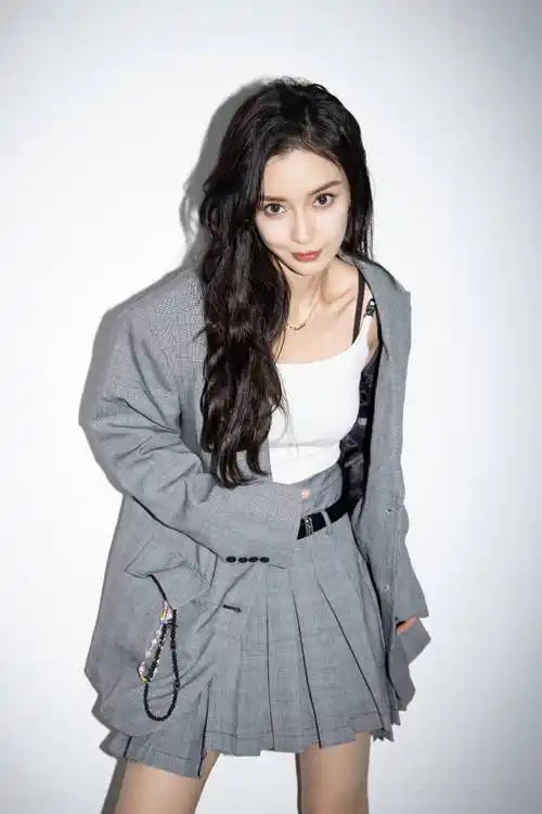 杨颖工作室晒出一组写真照,baby身穿灰色西服,搭配小短裙又美又帅 –