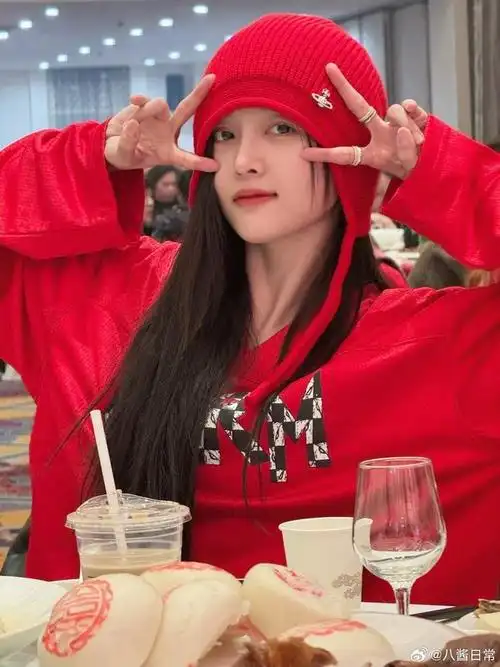 于正发的《五福临门》剧组一起吃年夜饭卢昱晓,吴宣仪,刘些宁,柯颖