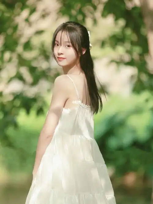 今日份公园拍摄春日写真15岁的妹妹真太纯