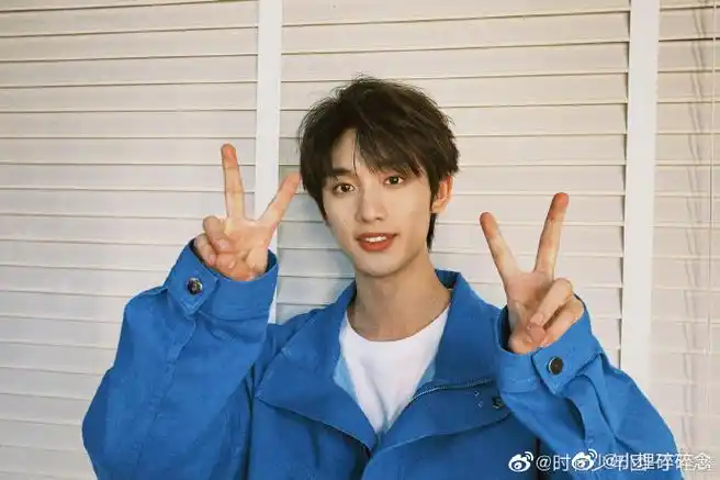 丁程鑫晒校服旧照##丁程鑫旧照与新照对比