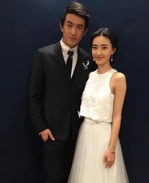 大众最为熟知的,恐怕就是和王丽坤的这段恋情了.