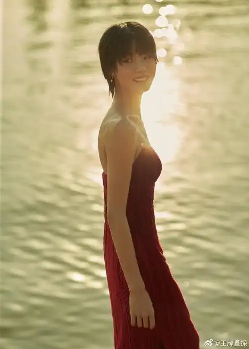 张婉清红丝绒吊带裙