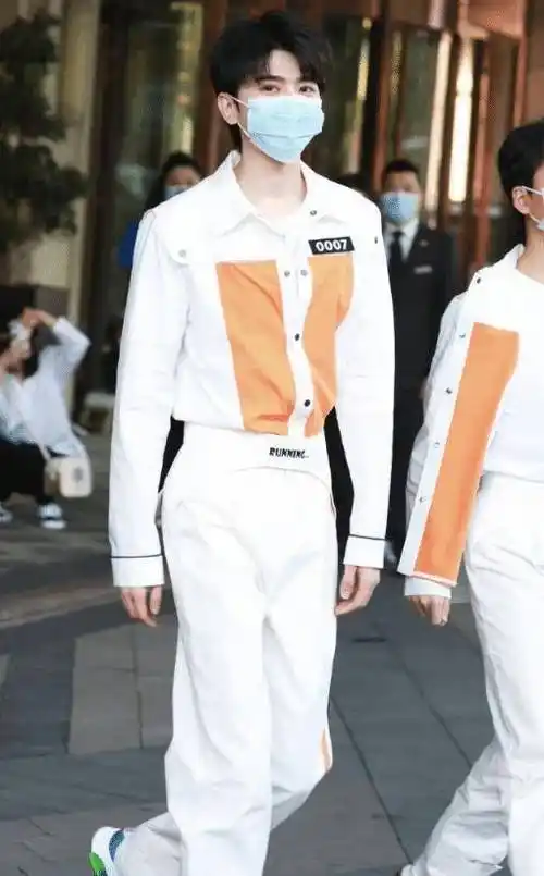 原创蔡徐坤路透照流出穿白色运动服亮相干净清爽少年感满满