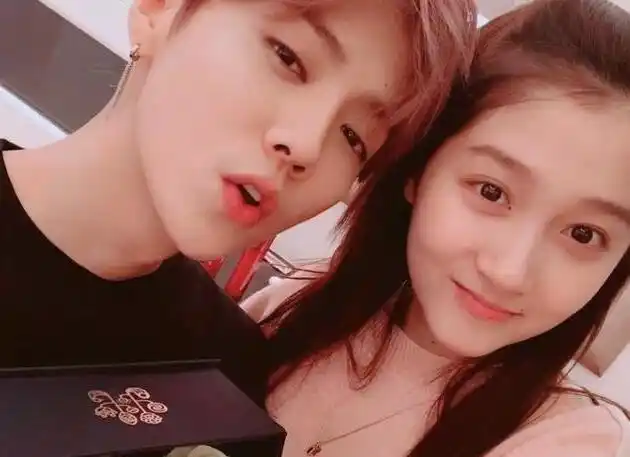 鹿晗关晓彤穿情侣卫衣逛街两人高调秀恩爱丝毫不避讳