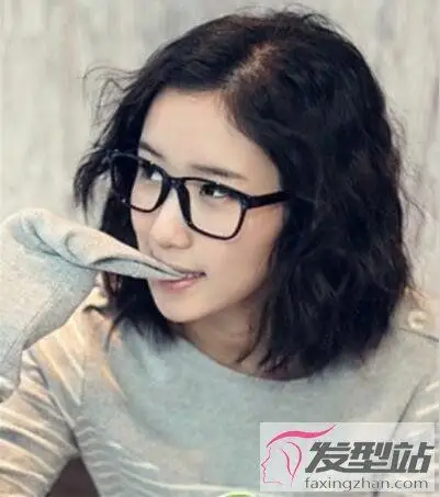 蓬松式的玉米烫短发引领另类个性潮流