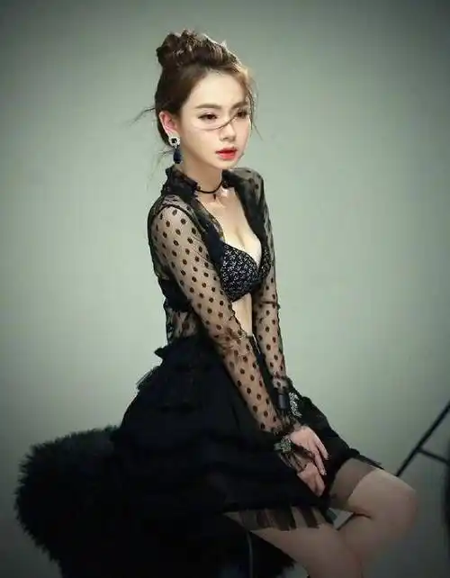 有一种大胆叫做戚薇的内衣外穿,侧身的那一刻,我心动了_感觉_裙子