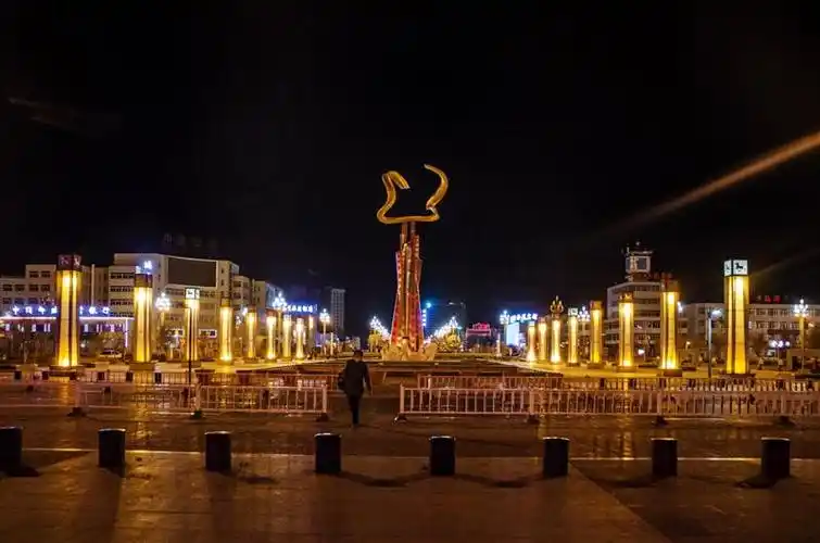 上一页 下一页 作品名称: 夜色下的格尔木  作品描述: 在格尔木火车站