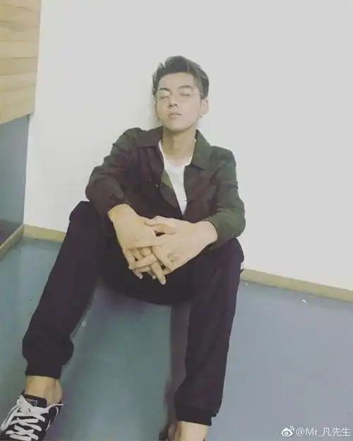 这才是吴亦凡的freestyle!玩自拍闭眼沉思很忧郁