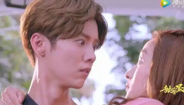 甜蜜暴击:方宇和明天泳池定情!鹿晗抱住关晓彤又一下把她扔掉!