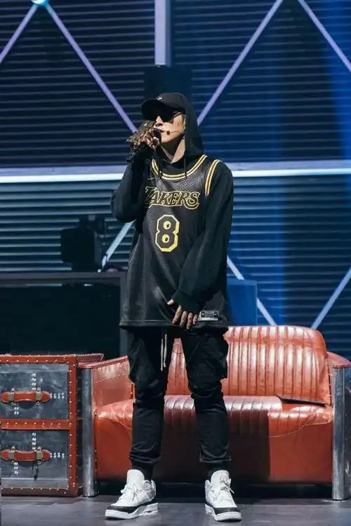 潘玮柏牛仔外套造型,嘻哈风十足,照着穿你也能变成潮流范