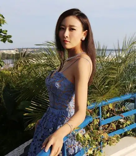 毛俊杰镂空长裙秀身材小漏香肩诱惑迷人