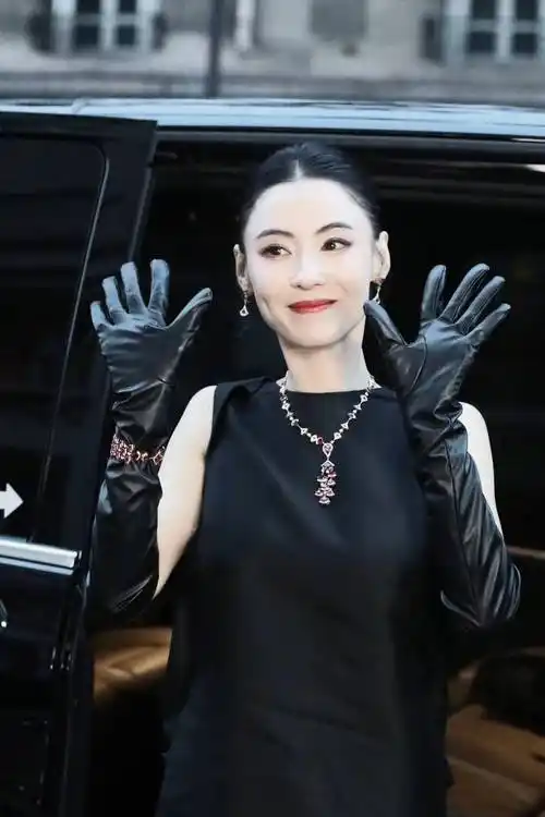 戴皮手套走红毯变时髦精,爆火出圈_新造型_黑色_剪裁