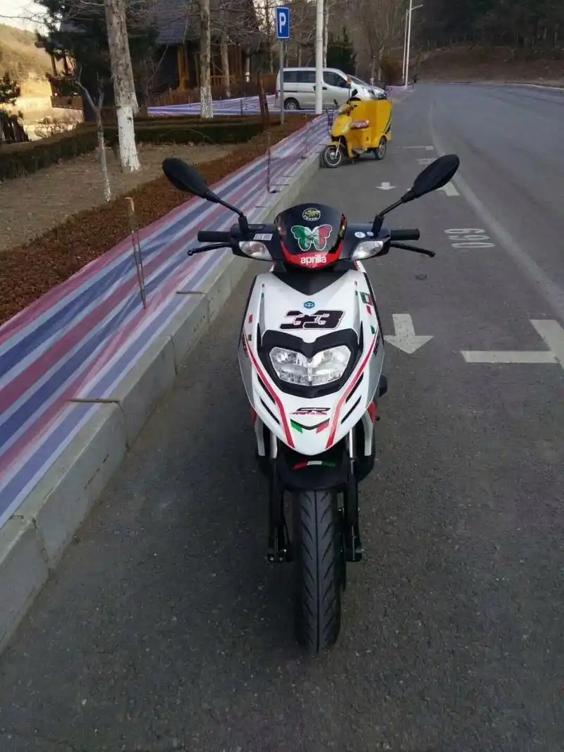 现在骑的比亚乔台风150sr踏板,五年之内换的第八台摩托车,四台踏板四