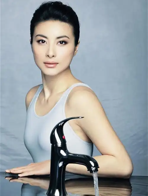 跳水皇后郭晶晶:为霍启刚走仕途铺路,一个眼神保住霍家颜面3