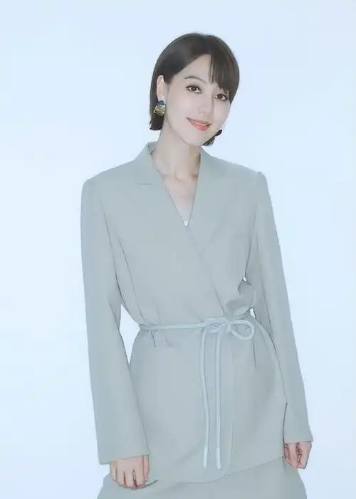 央视主持人王冠:和曹可凡传绯闻,两度从央视消失,38岁仍单身|李咏