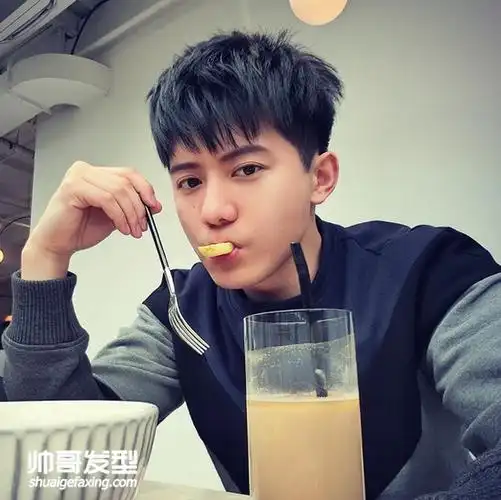 让人窒息的帅哥学生 留黑色短发的帅哥男生们(3)-帅哥图片-帅哥发型网
