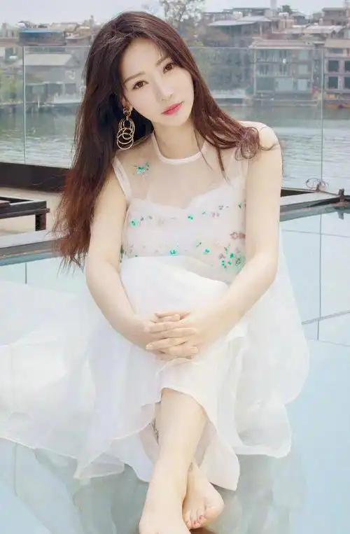 但高跟鞋里面也会隐藏一双痛苦的双脚,就是大脚骨的问题