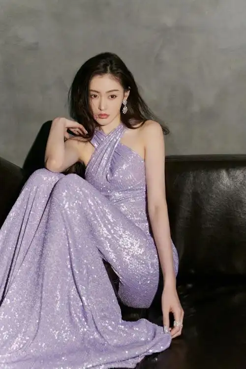 张天爱凭身材火出圈穿人鱼裙前凸后翘柯基臀好抢镜