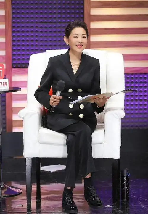 原创倪萍回家乡参加活动,60岁端庄大气优雅老去,网友:水桶腰太减分