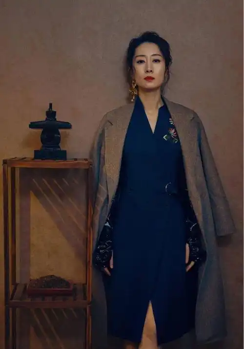 刘敏涛穿衣从不华丽秋冬喜欢穿毛衣配过膝长靴40岁气质高级