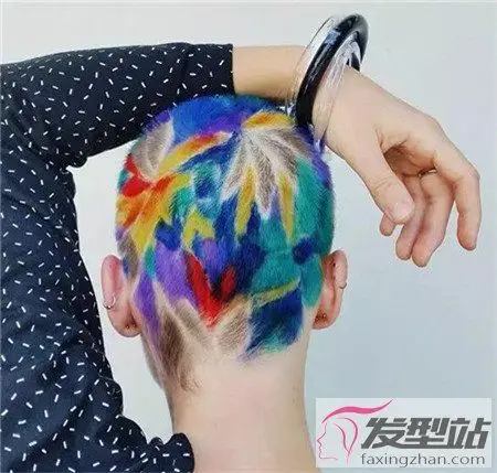 女生寸头超酷发型图片 球体风雕刻造型最抢眼