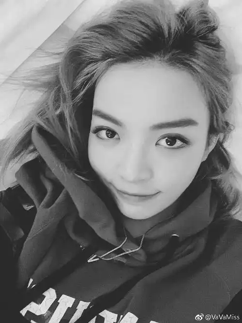 vava晒自拍剪刀手wink少女感