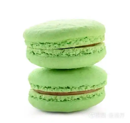 白色背景的美味绿色马卡龙