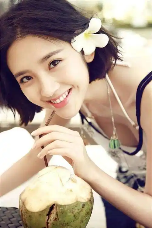 元气女神唐艺昕的招牌"唐式笑容",甜甜的美美的