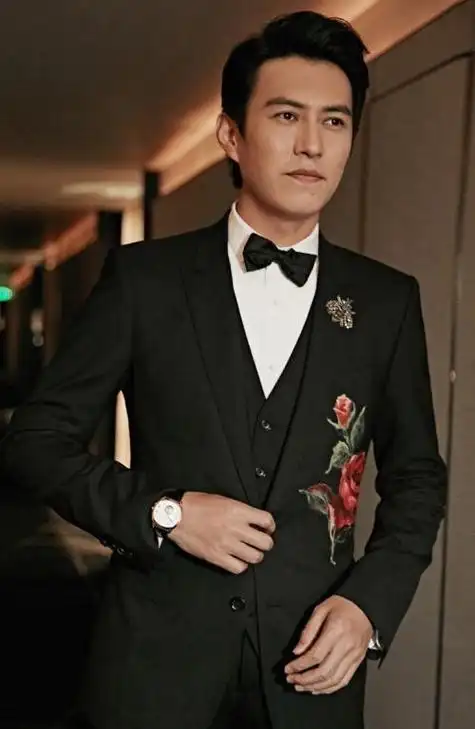 靳东作为演员还在产出不少优秀的作品,饰演不同的角色.