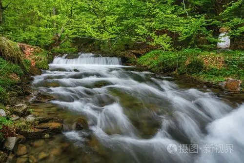 喀尔巴阡山脉.山区河流瀑布 shipot 附近
