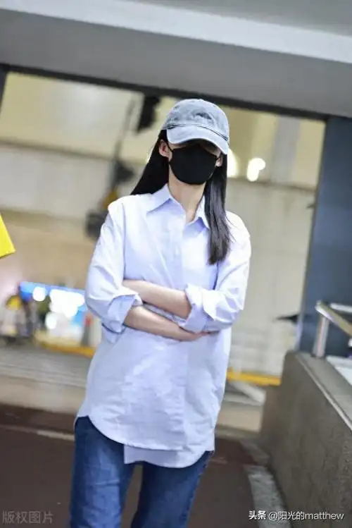 街拍李沁淡蓝色衬衫牛仔裤小白鞋灰色棒球帽简单利落