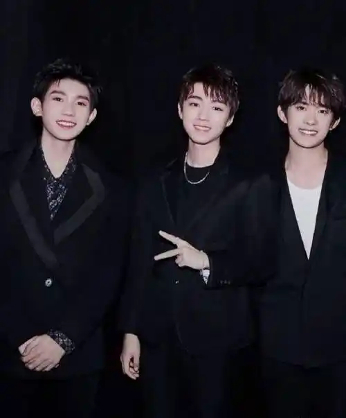 tfboys近期封面,王俊凯时尚,王源拽酷,易烊千玺走彭于晏路线?