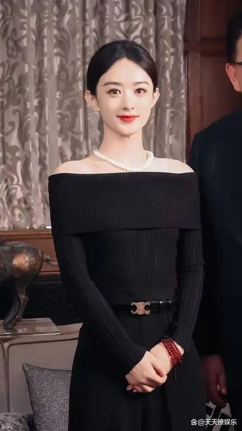 赵丽颖优雅登场,戴珍珠项链展示高贵气质