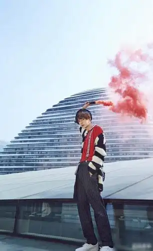 王一博为躲追拍穿成养蜂人卫衣帽上再戴帽牛仔裤图案个性