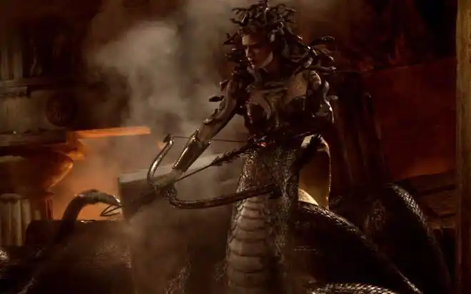 水桶粗的蛇身人头的美杜莎残暴嗜血,虽然有绝世容颜,但超强的石化能力