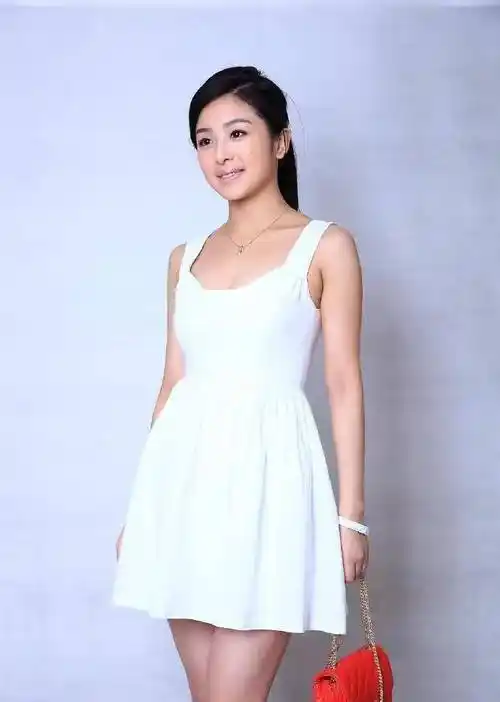 张含韵有底气放出不p的定妆照,这"腿型"太真实了_造型_女性_效果