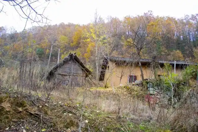 与别的房子相比,秦岭山中这户人家的老房子,有两个与众不同之处
