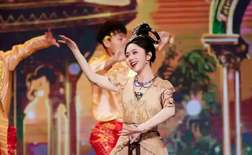 谭松韵展示柔美舞姿,笑容灿烂迷人,俏皮灵动更显少女感_表演_观众