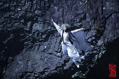 神雕刘亦菲版刘亦菲在绝情谷底荡秋千镜头