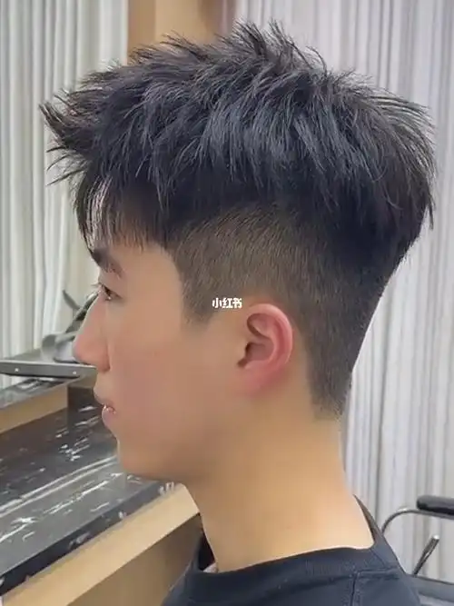 微分前刺头发贴头皮,发型不年轻,太阳穴凹陷,额头高,都可以尝试少年感