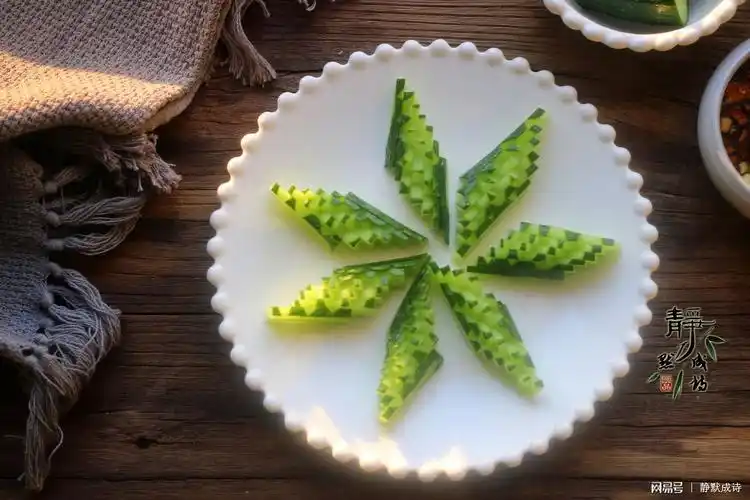 教你黄瓜新切法,好看好学,几步就完成,过年家宴保准惊艳四座