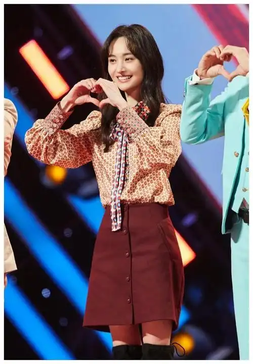 郑爽上《直通春晚》,1万衬衫配960短裙,紧身高筒靴也包不住细腿