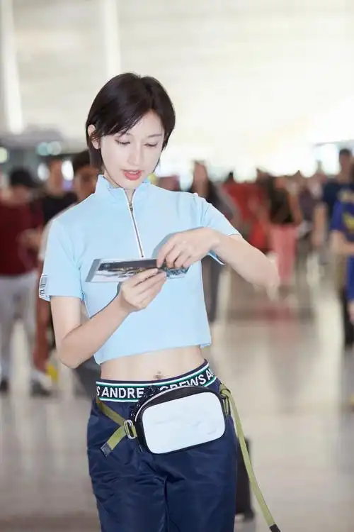 张俪脸变圆润吃胖了?露脐运动装但a4腰和长腿依然在