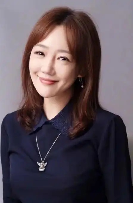 与胡歌分手后,薛佳凝一直保持着单身,虽然中间也有过几段绯闻,但都