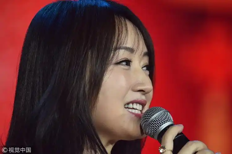 47岁圆脸天后杨钰莹近照美回少女穿半露肩粉裙超减龄