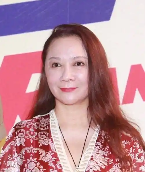 47岁的金巧巧,脸部奇怪变男相,再无往日容颜,这是向蔡明看齐?